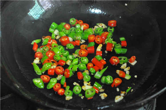青辣椒炒玉米的做法-香辣味炒菜譜-易網健康養生網 青辣椒炒玉米的做法-香辣味炒菜譜