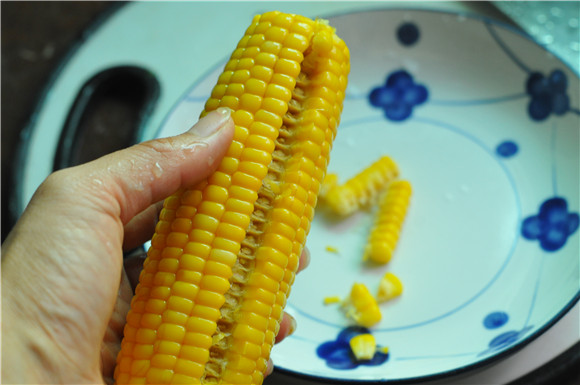 青辣椒炒玉米的做法-香辣味炒菜譜-易網健康養生網 青辣椒炒玉米的做法-香辣味炒菜譜