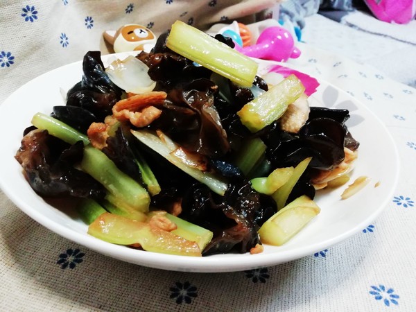 西芹木耳炒百合的做法-家常味炒菜譜-易網健康養生網 西芹木耳炒百合的做法-家常味炒菜譜