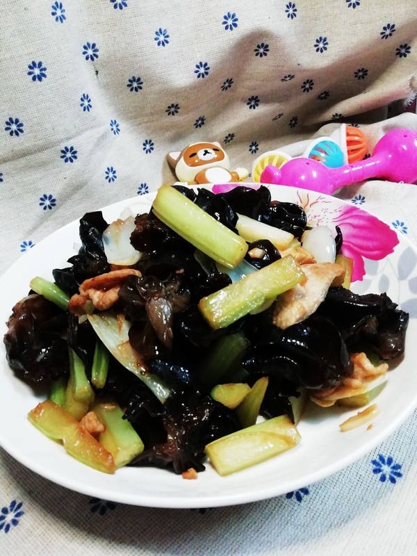 西芹木耳炒百合的做法-家常味炒菜譜-易網健康養生網 西芹木耳炒百合的做法-家常味炒菜譜
