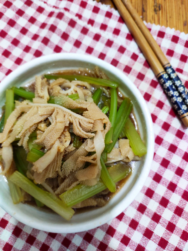 西芹涼拌牛百葉的做法-家常味拌菜譜-易網(wǎng)健康養(yǎng)生網(wǎng) 西芹涼拌牛百葉的做法-家常味拌菜譜