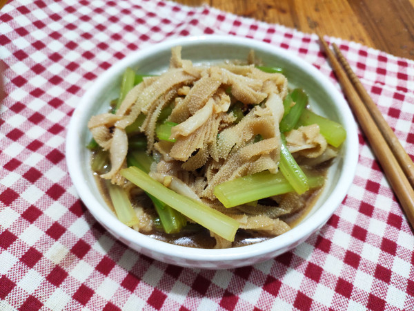 西芹涼拌牛百葉的做法-家常味拌菜譜-易網(wǎng)健康養(yǎng)生網(wǎng) 西芹涼拌牛百葉的做法-家常味拌菜譜