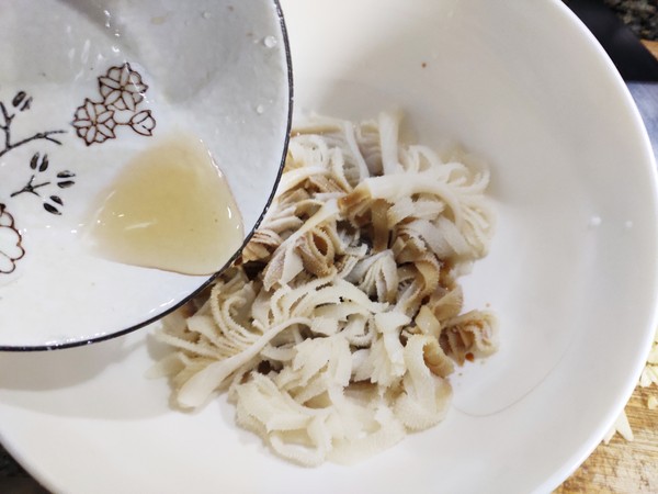 西芹涼拌牛百葉的做法-家常味拌菜譜-易網(wǎng)健康養(yǎng)生網(wǎng) 西芹涼拌牛百葉的做法-家常味拌菜譜