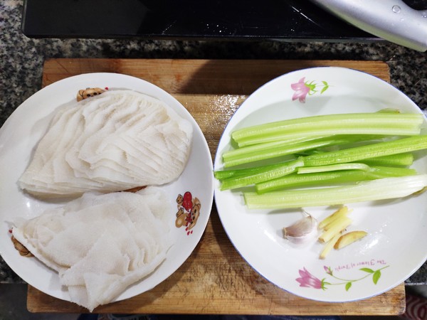 西芹涼拌牛百葉的做法-家常味拌菜譜-易網(wǎng)<a href=http://m.aoa7937.com/ target=_blank class=infotextkey>健康養(yǎng)生</a>網(wǎng) 西芹涼拌牛百葉的做法-家常味拌菜譜