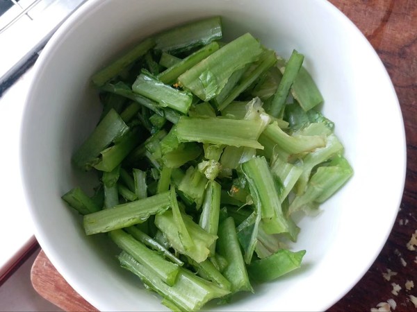 爽脆萵筍莖的做法-咸鮮味炒菜譜-易網(wǎng)健康養(yǎng)生網(wǎng) 爽脆萵筍莖的做法-咸鮮味炒菜譜