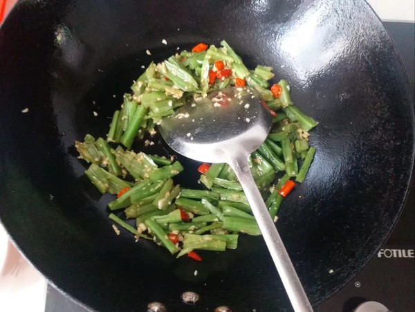 爽脆萵筍莖的做法-咸鮮味炒菜譜-易網(wǎng)健康養(yǎng)生網(wǎng) 爽脆萵筍莖的做法-咸鮮味炒菜譜