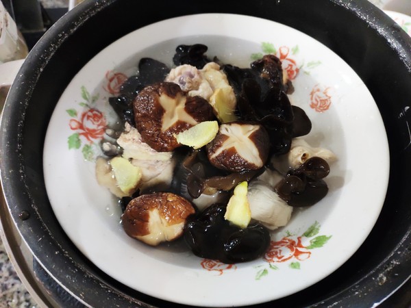 香菇木耳蒸雞的做法-咸鮮味蒸菜譜-易網(wǎng)健康養(yǎng)生網(wǎng) 香菇木耳蒸雞的做法-咸鮮味蒸菜譜
