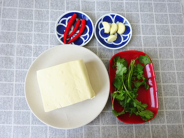 蒜香豆腐的做法-香辣味燉菜譜-易網<a href=http://m.aoa7937.com/ target=_blank class=infotextkey>健康養生</a>網 蒜香豆腐的做法-香辣味燉菜譜