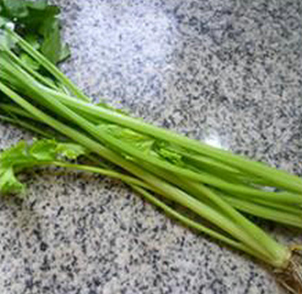 黑木耳香芹炒餃子皮的做法-家常味炒菜譜