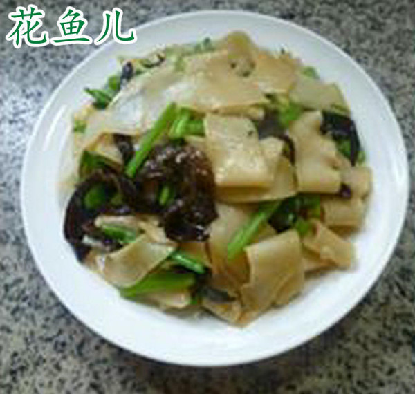 黑木耳香芹炒餃子皮的做法-家常味炒菜譜-易網(wǎng)健康養(yǎng)生網(wǎng) 黑木耳香芹炒餃子皮的做法-家常味炒菜譜