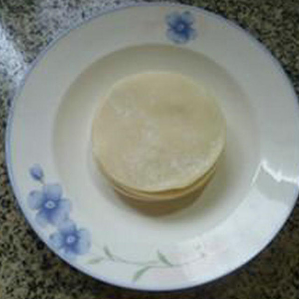 黑木耳香芹炒餃子皮的做法-家常味炒菜譜