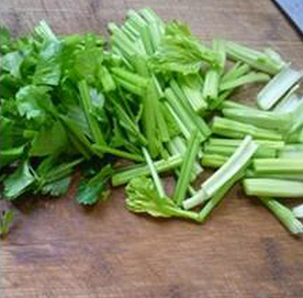 黑木耳香芹炒餃子皮的做法-家常味炒菜譜