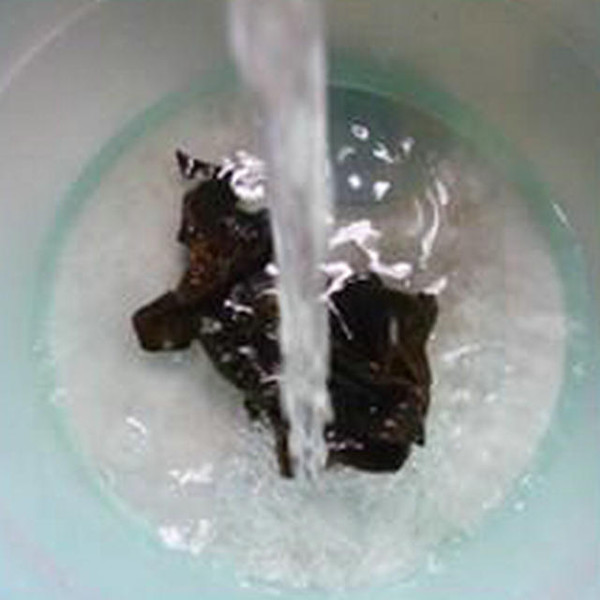 黑木耳香芹炒餃子皮的做法-家常味炒菜譜
