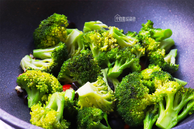 西藍花炒木耳的做法-家常味炒菜譜-易網健康養生網 西藍花炒木耳的做法-家常味炒菜譜
