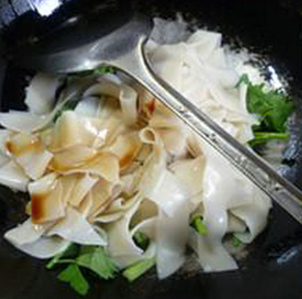 黑木耳香芹炒餃子皮的做法-家常味炒菜譜