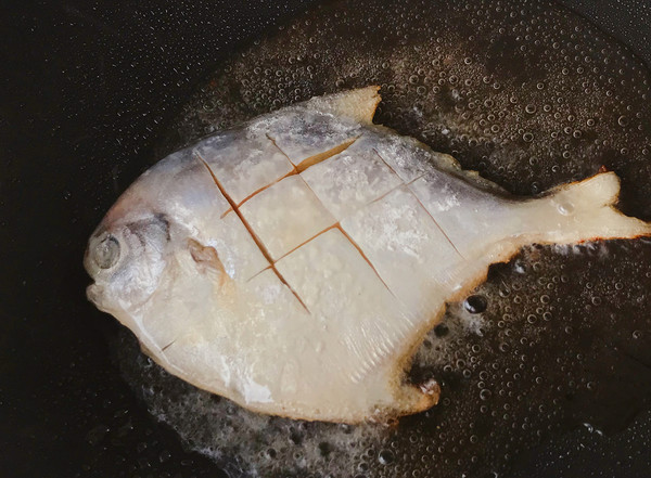 檸檬香煎平魚的做法-咸鮮味煎菜譜