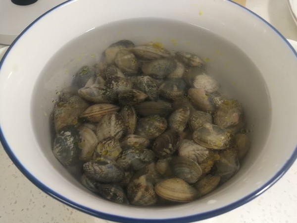 比飯店還好吃的爆炒花甲的做法-香辣味炒菜譜-易網<a href=http://m.aoa7937.com/ target=_blank class=infotextkey>健康養生</a>網 比飯店還好吃的爆炒花甲的做法-香辣味炒菜譜