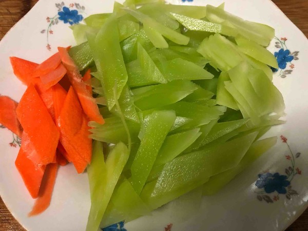 萵筍炒雞蛋的做法-家常味炒菜譜