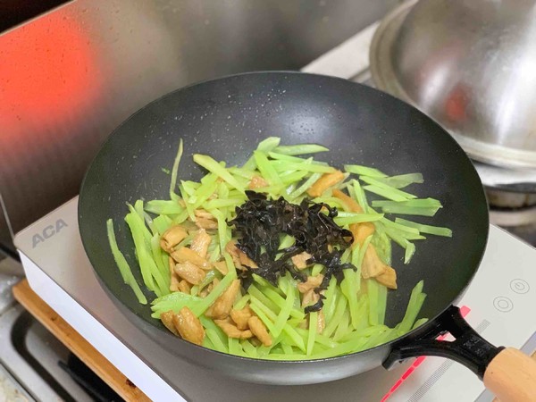 青筍炒肉絲的做法-家常味炒菜譜