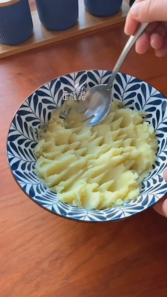 土豆魚面的做法-家常味煮菜譜