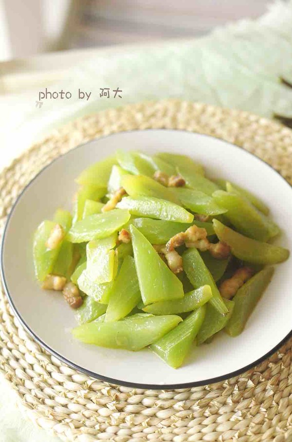 五花肉炒萵苣的做法-咸鮮味炒菜譜-易網(wǎng)健康養(yǎng)生網(wǎng) 五花肉炒萵苣的做法-咸鮮味炒菜譜