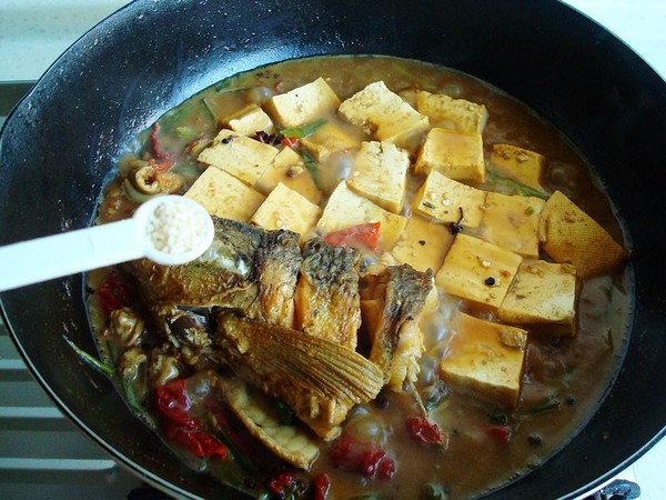 豆腐燉魚頭的做法-家常味燉菜譜-易網健康養生網 豆腐燉魚頭的做法-家常味燉菜譜