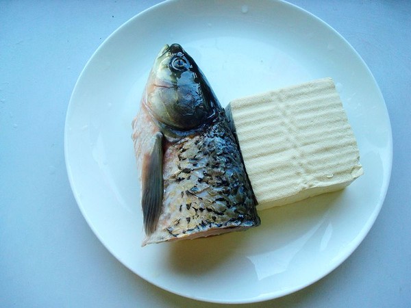 豆腐燉魚頭的做法-家常味燉菜譜-易網<a href=http://m.aoa7937.com/ target=_blank class=infotextkey>健康養生</a>網 豆腐燉魚頭的做法-家常味燉菜譜