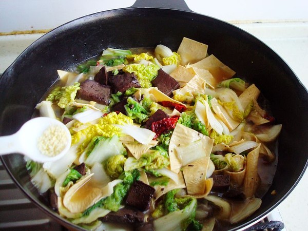 黃心菜燉血塊的做法-家常味燉菜譜-易網(wǎng)健康養(yǎng)生網(wǎng) 黃心菜燉血塊的做法-家常味燉菜譜