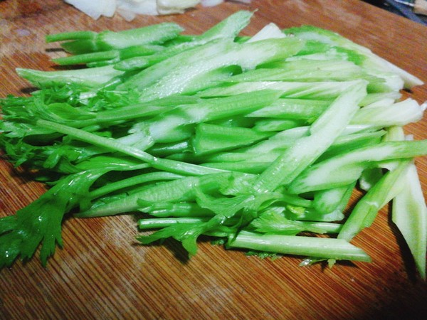 芹菜炒腐竹的做法-家常味炒菜譜