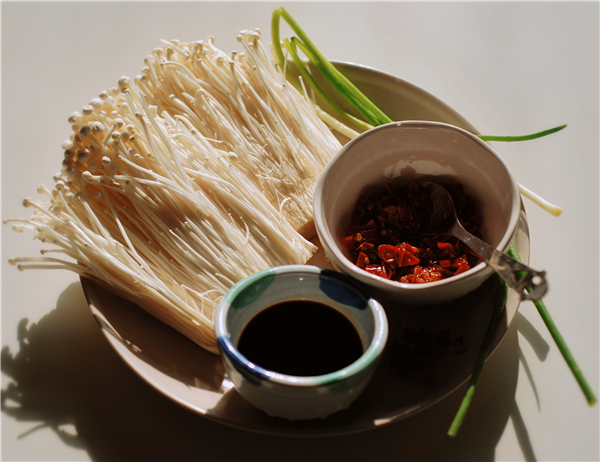 剁椒蒸金針菇的做法-香辣味蒸菜譜-易網<a href=http://m.aoa7937.com/ target=_blank class=infotextkey>健康養生</a>網 剁椒蒸金針菇的做法-香辣味蒸菜譜