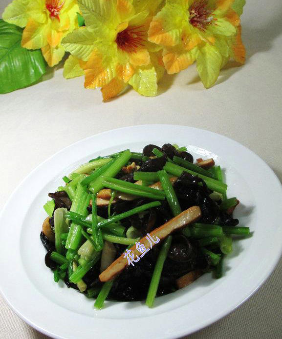 黑木耳香干炒芹菜的做法-家常味炒菜譜-易網(wǎng)健康養(yǎng)生網(wǎng) 黑木耳香干炒芹菜的做法-家常味炒菜譜