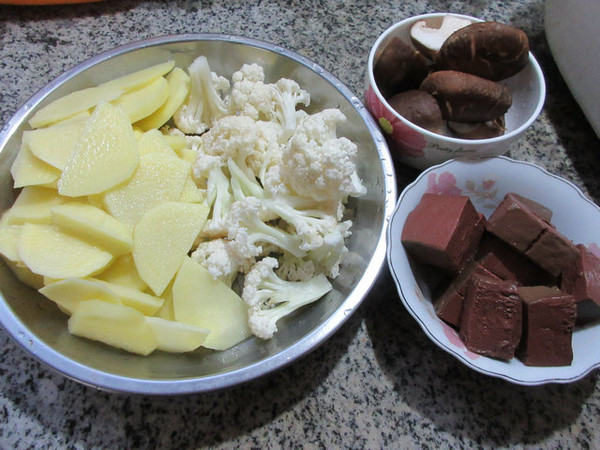 什錦冒菜的做法-香辣味煮菜譜-易網(wǎng)<a href=http://m.aoa7937.com/ target=_blank class=infotextkey>健康養(yǎng)生</a>網(wǎng) 什錦冒菜的做法-香辣味煮菜譜