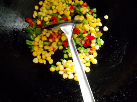玉米魚丁的做法-家常味炒菜譜