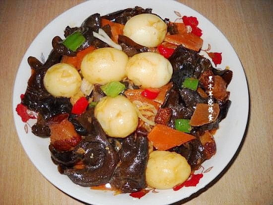木耳燒鴿蛋的做法-家常味燒菜譜-易網(wǎng)健康養(yǎng)生網(wǎng) 木耳燒鴿蛋的做法-家常味燒菜譜