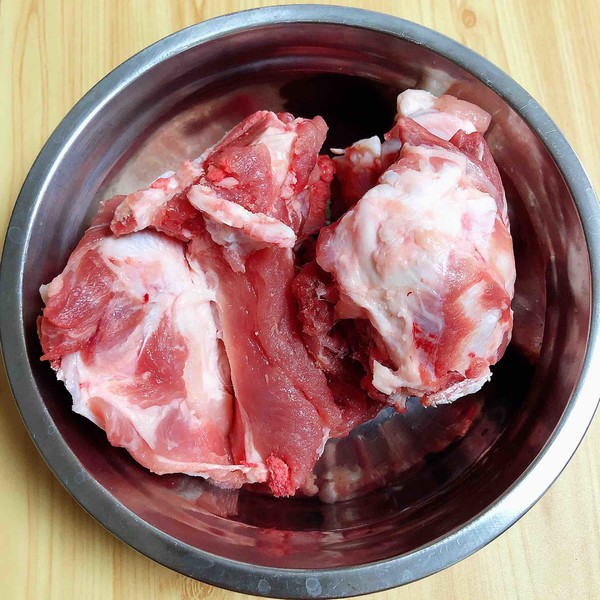 酸菜燉大骨的做法-咸鮮味燉菜譜-易網<a href=http://m.aoa7937.com/ target=_blank class=infotextkey>健康養生</a>網 酸菜燉大骨的做法-咸鮮味燉菜譜