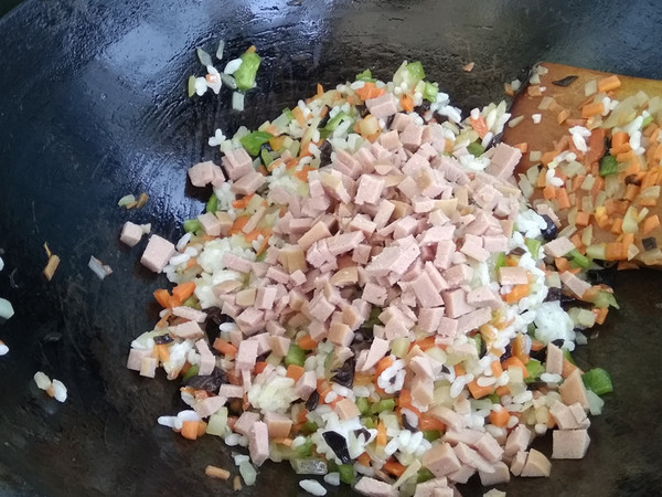 牛肉腸時(shí)蔬炒飯的做法-咸鮮味炒菜譜