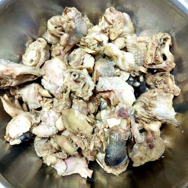 白玉菇燉雞的做法-家常味燉菜譜-易網<a href=http://m.aoa7937.com/ target=_blank class=infotextkey>健康養生</a>網 白玉菇燉雞的做法-家常味燉菜譜