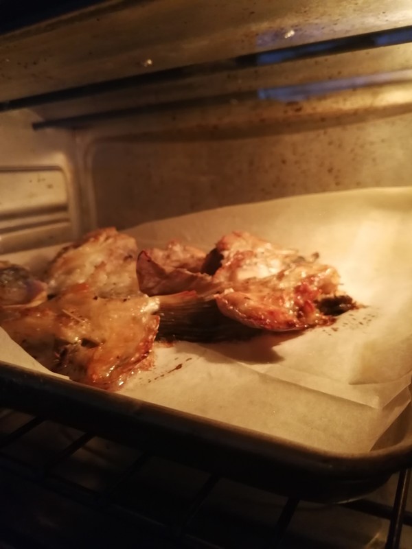媽媽的快手下飯菜～～蒜燜三文魚頭的做法-家常味燜菜譜