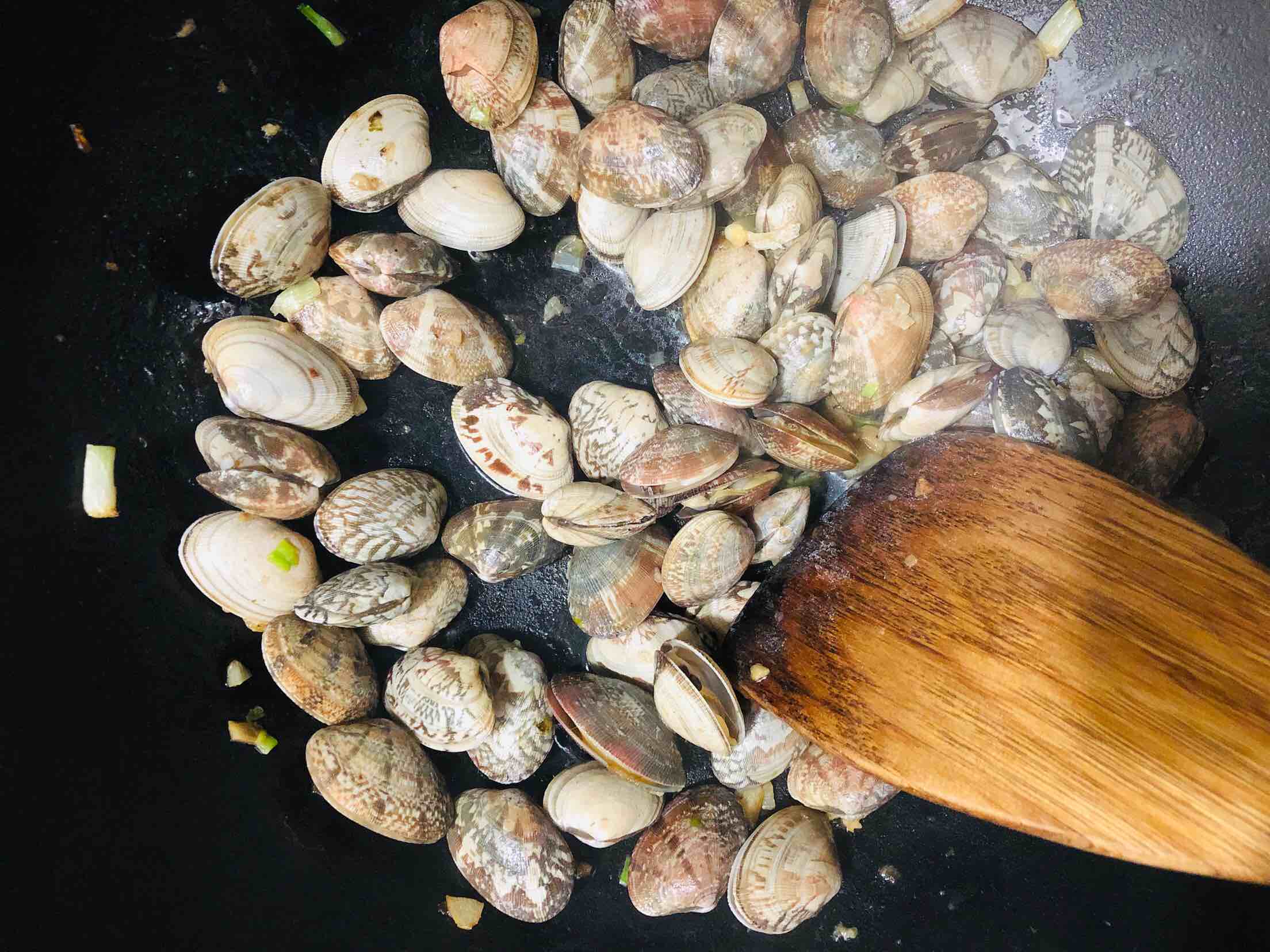鮑魚辣醬之花甲的做法-香辣味炒菜譜