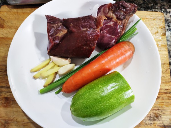 西葫蘆炒馬肉的做法-家常味炒菜譜-易網<a href=http://m.aoa7937.com/ target=_blank class=infotextkey>健康養生</a>網 西葫蘆炒馬肉的做法-家常味炒菜譜