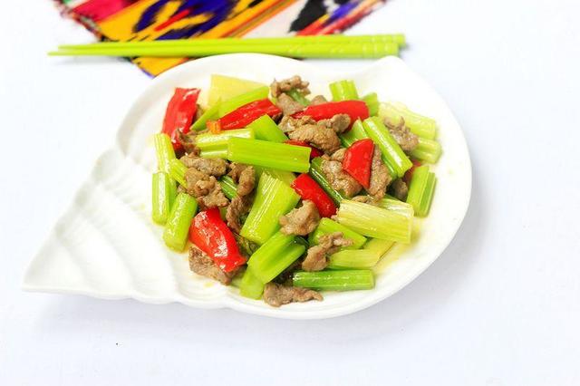 芹菜炒羊肉的做法-家常味炒菜譜-易網(wǎng)健康養(yǎng)生網(wǎng) 芹菜炒羊肉的做法-家常味炒菜譜