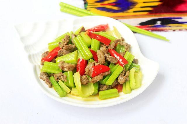 芹菜炒羊肉的做法-家常味炒菜譜-易網(wǎng)健康養(yǎng)生網(wǎng) 芹菜炒羊肉的做法-家常味炒菜譜
