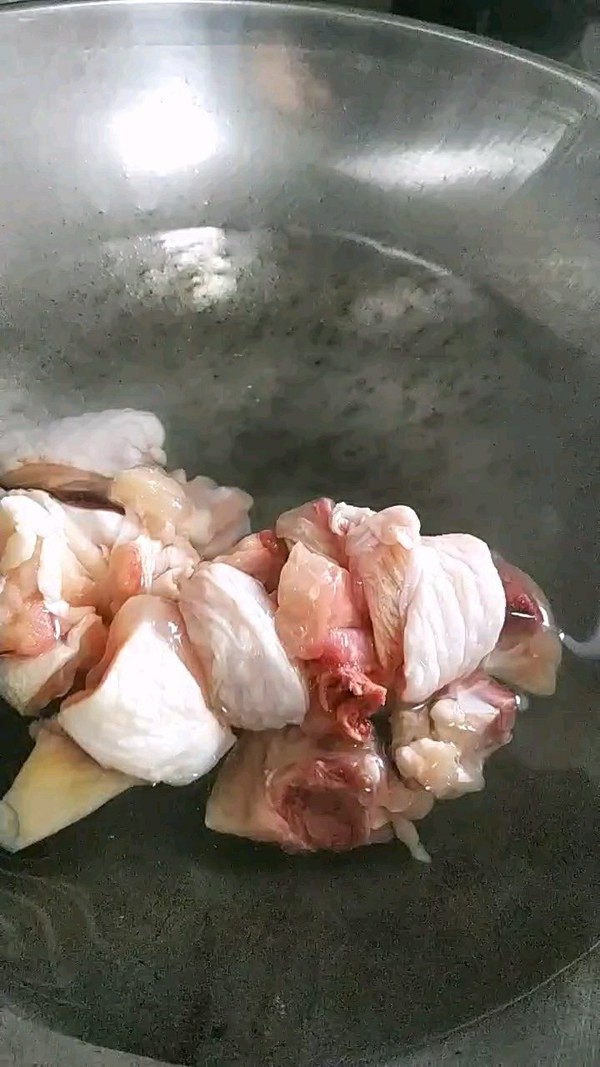 板栗紅燒雞腿的做法-家常味燒菜譜