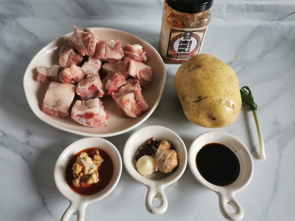 土豆燒排骨的做法-家常味燒菜譜-易網<a href=http://m.aoa7937.com/ target=_blank class=infotextkey>健康養生</a>網 土豆燒排骨的做法-家常味燒菜譜