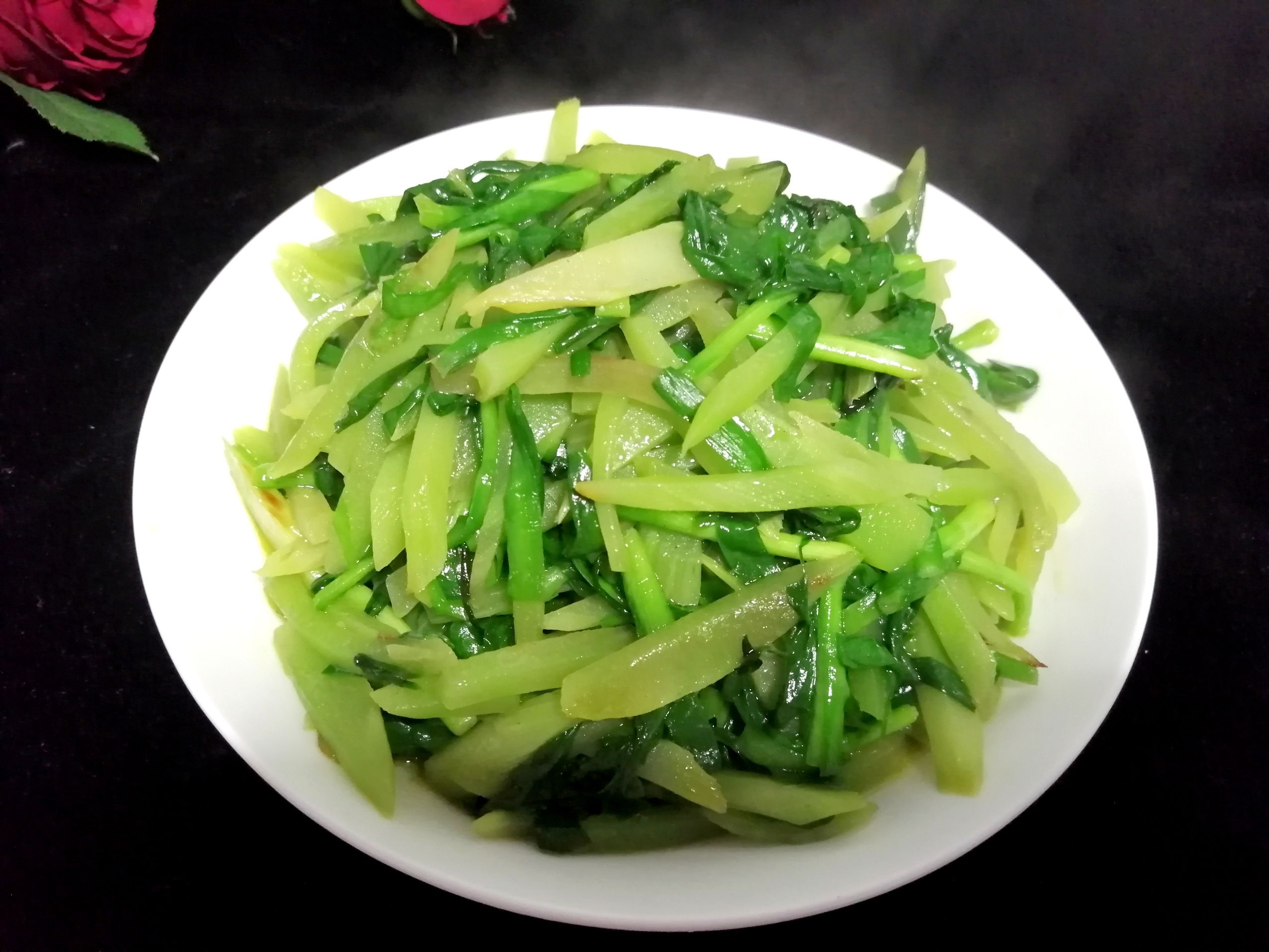 萵苣炒韭菜的做法-家常味炒菜譜-易網(wǎng)健康養(yǎng)生網(wǎng) 萵苣炒韭菜的做法-家常味炒菜譜