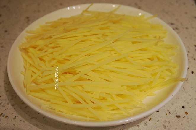 爆炒土豆絲的做法-家常味炒菜譜-易網<a href=http://m.aoa7937.com/ target=_blank class=infotextkey>健康養生</a>網 爆炒土豆絲的做法-家常味炒菜譜