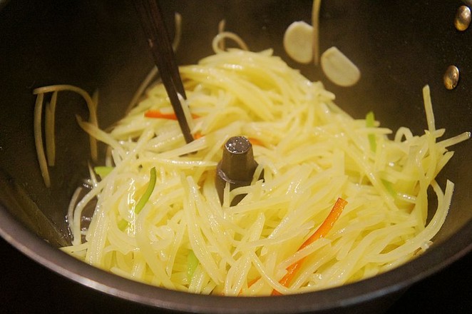 爆炒土豆絲的做法-家常味炒菜譜-易網健康養生網 爆炒土豆絲的做法-家常味炒菜譜