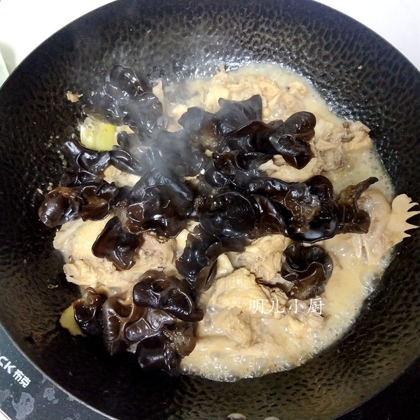 雞肉炒木耳的做法-家常味炒菜譜-易網(wǎng)健康養(yǎng)生網(wǎng) 雞肉炒木耳的做法-家常味炒菜譜