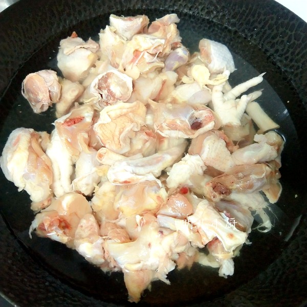 雞肉炒木耳的做法-家常味炒菜譜-易網(wǎng)<a href=http://m.aoa7937.com/ target=_blank class=infotextkey>健康養(yǎng)生</a>網(wǎng) 雞肉炒木耳的做法-家常味炒菜譜