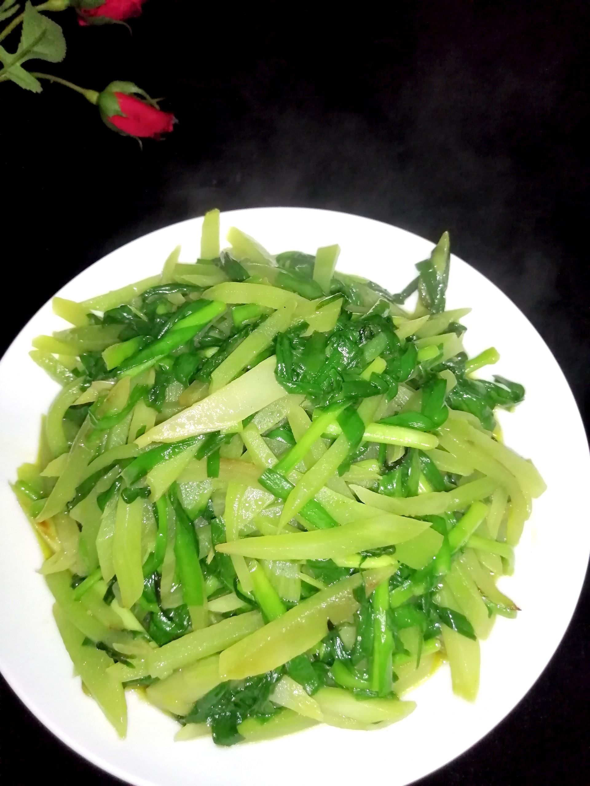 萵苣炒韭菜的做法-家常味炒菜譜-易網(wǎng)健康養(yǎng)生網(wǎng) 萵苣炒韭菜的做法-家常味炒菜譜